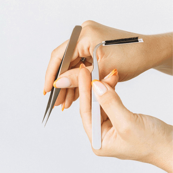 Lashextention tools in hand